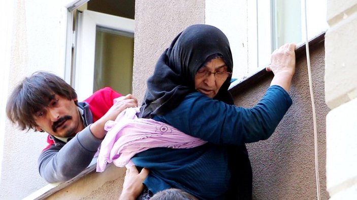 Erzurum'da pencereden atlamak isteyen annesini zor tuttu