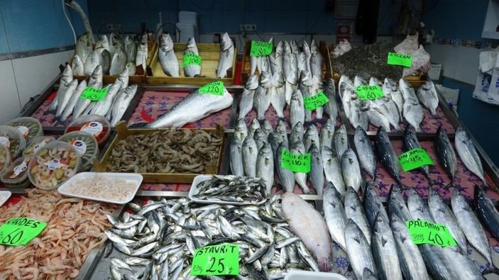 i Çanakkale’de tezgahlarda lüfer bolluğu yaşanıyor