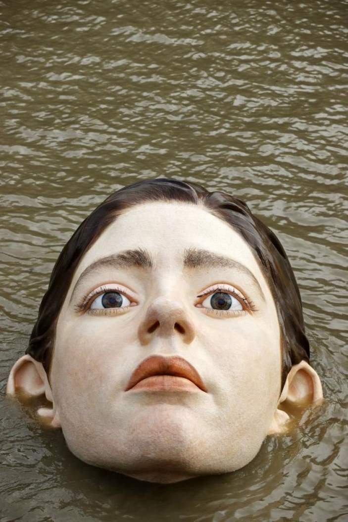 İspanya’da ‘boğulan kadın heykeli’ görenleri korkuttu