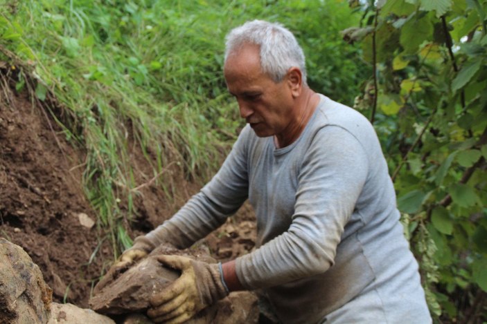 Myanmar’a gidemeyen büyükelçi, Rize’de bahçe işleri ile uğraşıyor