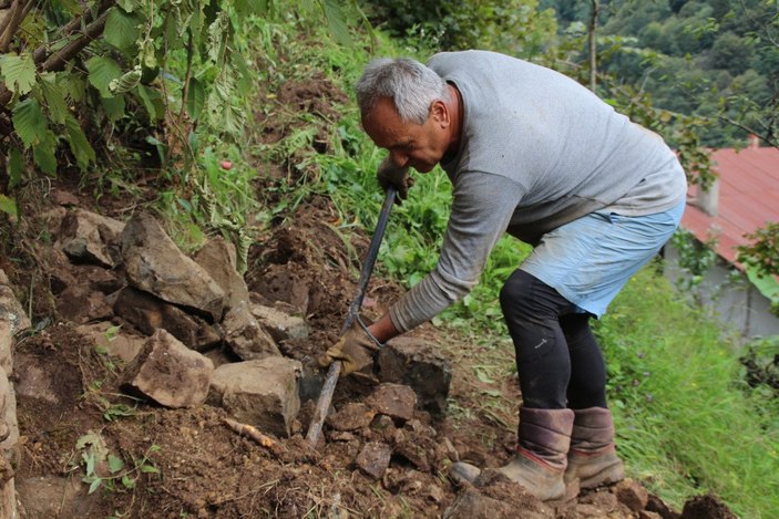Myanmar’a gidemeyen büyükelçi, Rize’de bahçe işleri ile uğraşıyor