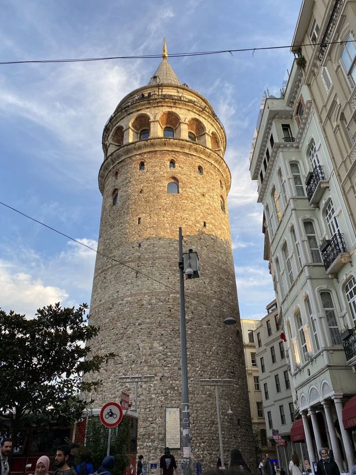 Galata Kulesi önündeki tepki çeken KGYS direği kaldırılıyor