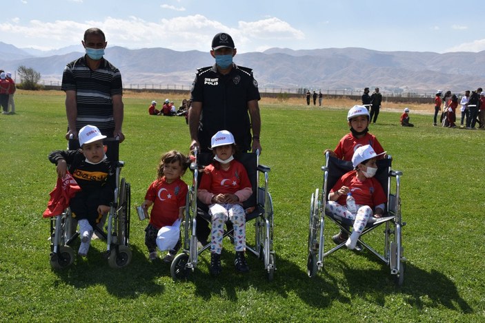 Hakkari'de polis ve öğrencilerin kaynaşması için şenlik düzenlendi