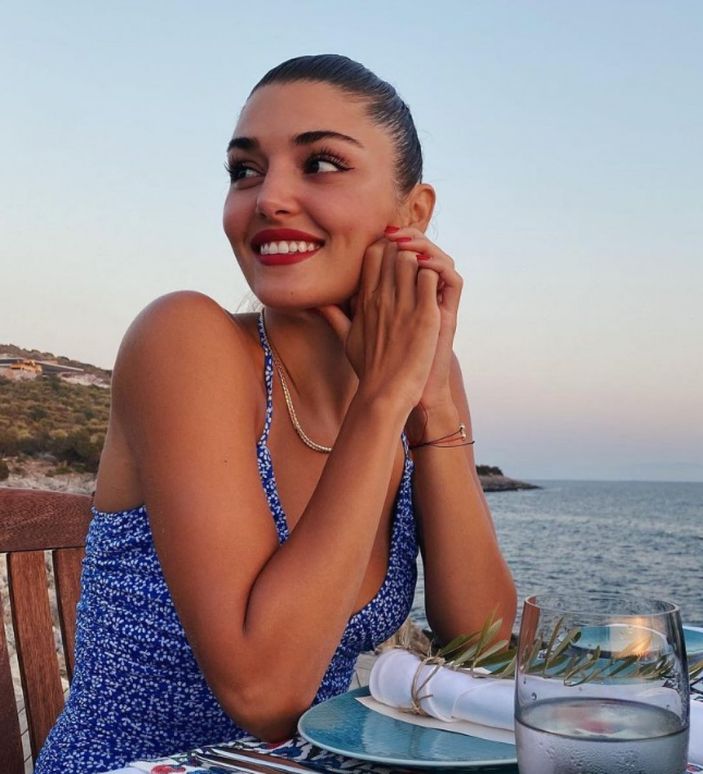 Hande Erçel kırmızı ruju ile takipçilerini mest etti!