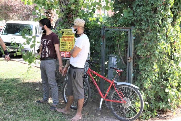 Antalya'da kafede oturan kadının çantasını çalan hırsızlar yakalandı