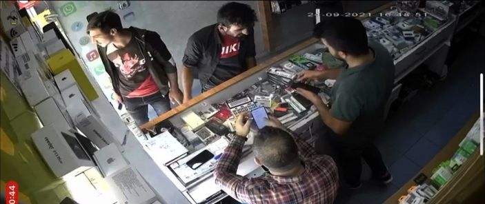 Gaziantep’te cep telefonu hırsızlığı kamerada
