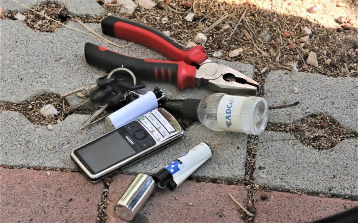 Antalya'da kafede oturan kadının çantasını çalan hırsızlar yakalandı