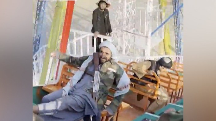 Taliban üyeleri, lunaparklarda eğlenmeye devam ediyor