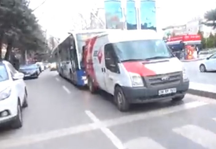 Ankara’da yayalara yol verirken arkadan otobüs çarptı