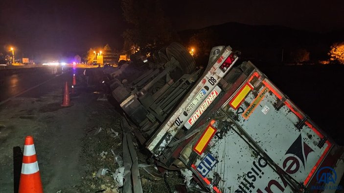 Bursa'da devrilen tırın sürücüsü yaralandı