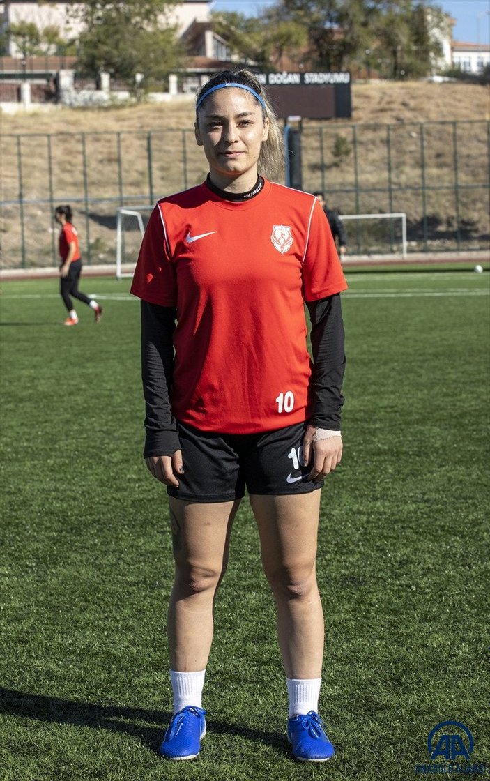 Kadın futbol takımında kaptanlık yapan Damla, başarı hikayesini anlattı