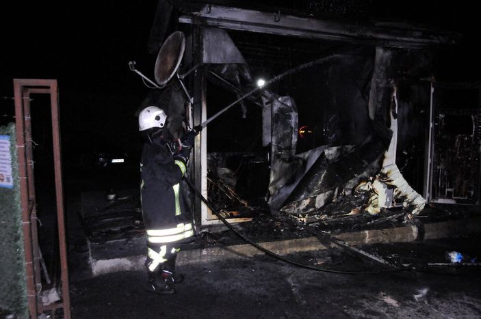 Kayseri'de işten çıkarılan şahıs, iş makinesi ve iş yerinin güvenlik kulübesini yaktı