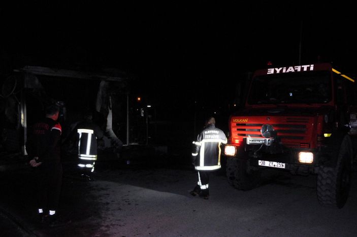 Kayseri'de işten çıkarılan şahıs, iş makinesi ve iş yerinin güvenlik kulübesini yaktı