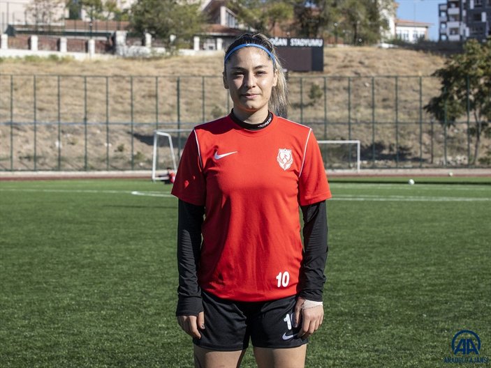 Kadın futbol takımında kaptanlık yapan Damla, başarı hikayesini anlattı