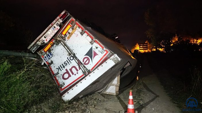 Bursa'da devrilen tırın sürücüsü yaralandı