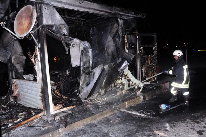 Kayseri'de işten çıkarılan şahıs, iş makinesi ve iş yerinin güvenlik kulübesini yaktı