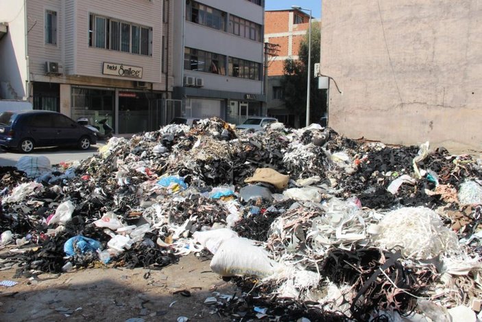 İzmir araziye yığılan çöplerle yeniden gündeme geldi