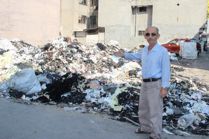 İzmir araziye yığılan çöplerle yeniden gündeme geldi