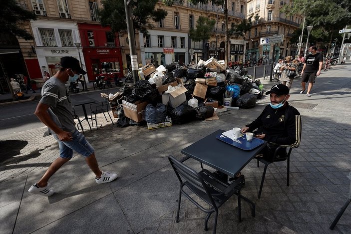 Fransa'da işçiler greve gitti, sokaklarda çöp dağları yükseldi
