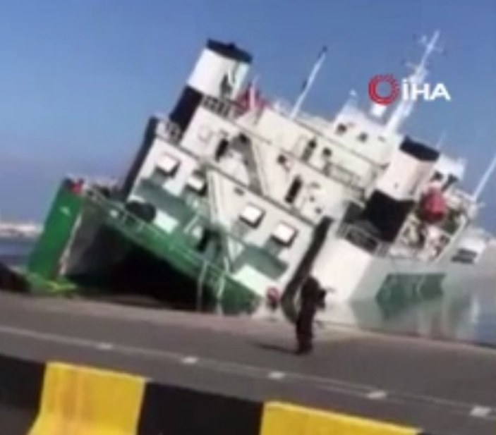 Cezayir’de demirli olan gemi yan yattı
