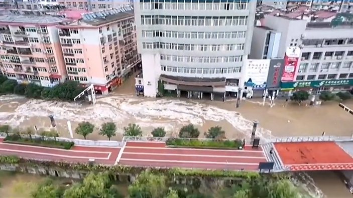 Çin’de sel felaketi: Sokaklar göle döndü