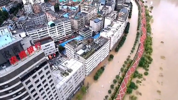 Çin’de sel felaketi: Sokaklar göle döndü