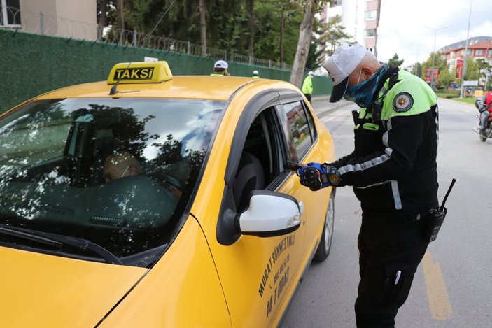 Bolu’da trafik ekipleri, taksimetre açmayan sürücülere ceza kesti