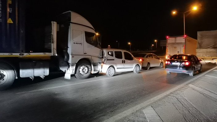 Bursa’da sürücüyü darbedip kaçtı, zincirleme kazaya neden oldu