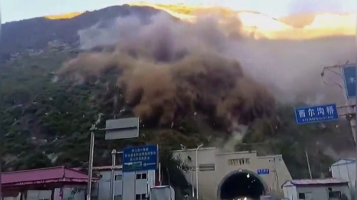 Çin'de toprak kaydı, dağ tünelin içine girdi