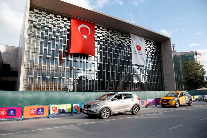 Atatürk Kültür Merkezi'nin yeni tabelası asıldı
