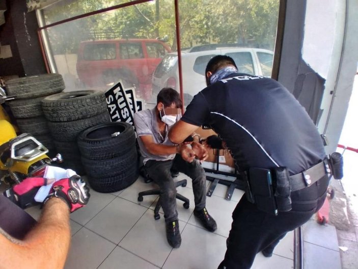 Antalya'da suçüstü yakalanan hırsız uzun süre gözyaşı döktü
