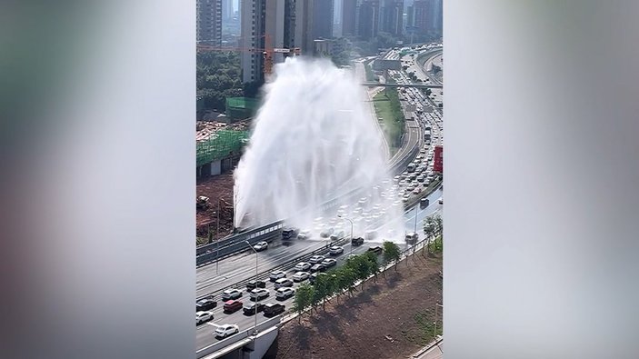 Çin'de su şebekesi patladı: Sürücüler araçlarını yıkamak için yavaşladı