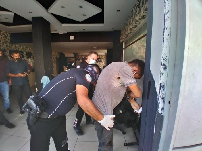 Antalya'da suçüstü yakalanan hırsız uzun süre gözyaşı döktü