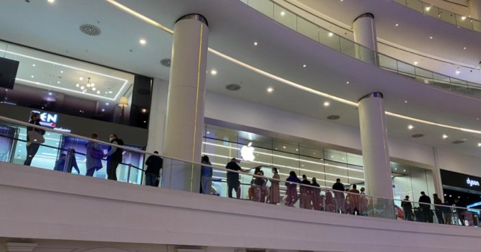 İstanbul'da Apple mağazasında iPhone kuyruğu