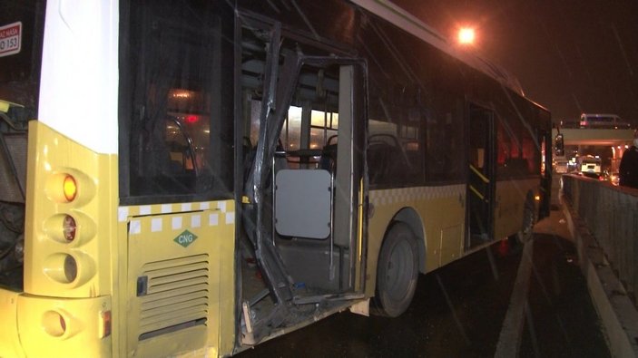 Avcılar’da İETT otobüsü bariyerlere saplandı