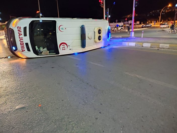 Malatya'da ambulans ile otomobil çarpıştı: 2 yaralı