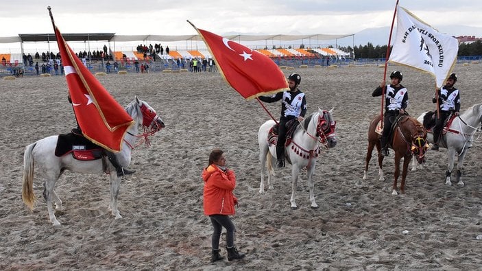 Erzurum'da cirit müsabakalarını kadın hakemler yönetiyor