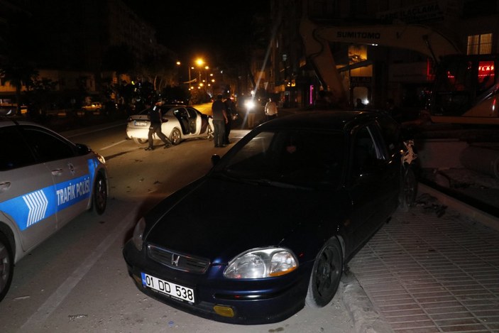 Adana'da kaza yaptıktan sonra bir kişiyi bıçaklayıp, kaçtılar