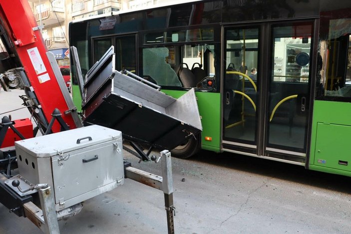 Denizli'de yük asansörünün sepeti belediye otobüsüne çarptı
