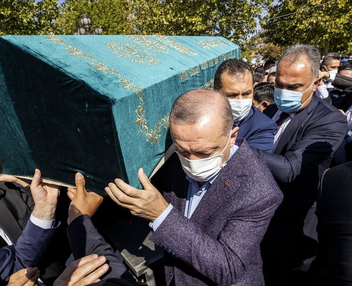 Cumhurbaşkanı Erdoğan, Ahmet Davutoğlu'nun yüzüne bakmadı