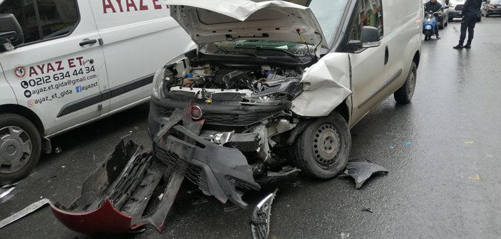 Bağcılar'da direksiyon başında bayılan sürücü kaza yaptı