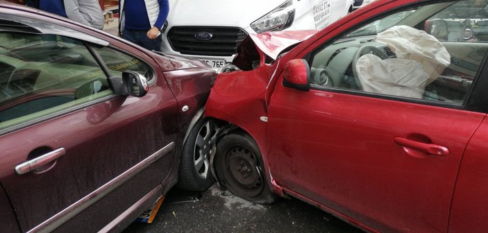 Bağcılar'da direksiyon başında bayılan sürücü kaza yaptı