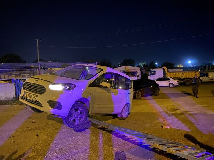Sakarya'da alkollü iki kişi kamyonet çalarak, etrafa dehşet saçtı
