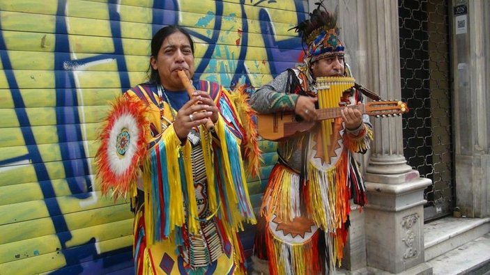 İstiklal Caddesi'nde kızılderililerden mini konser