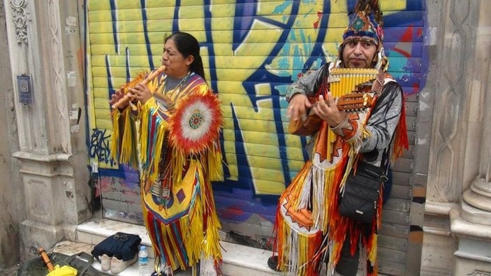 İstiklal Caddesi'nde kızılderililerden mini konser