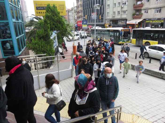 Ümraniye’de, İstanbulkart başvuru merkezi önünde uzun kuyruklar oluştu