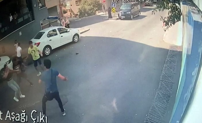 Beyoğlu’nda sokak ortasındaki bıçaklı kavga kamerada