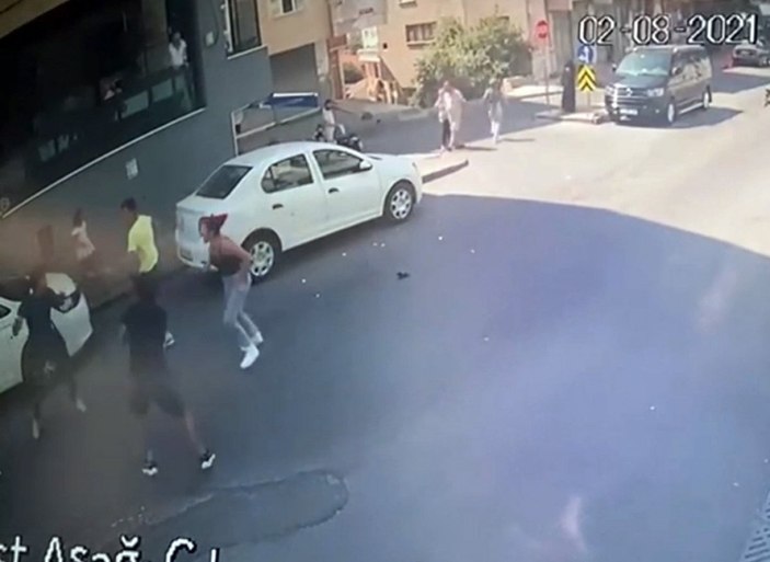 Beyoğlu’nda sokak ortasındaki bıçaklı kavga kamerada