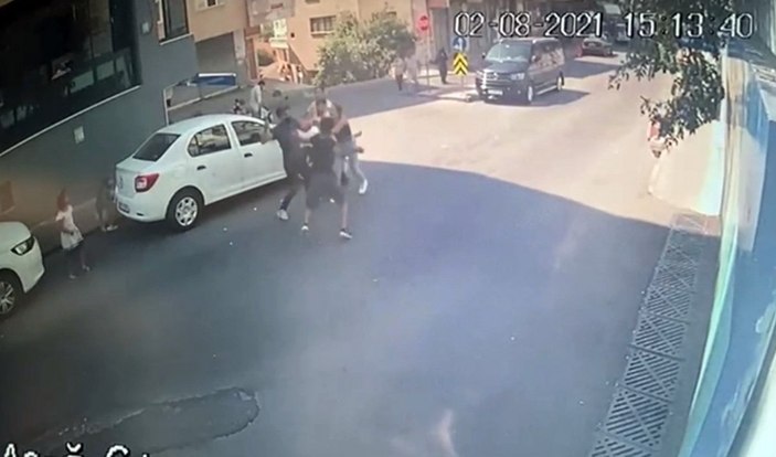 Beyoğlu’nda sokak ortasındaki bıçaklı kavga kamerada