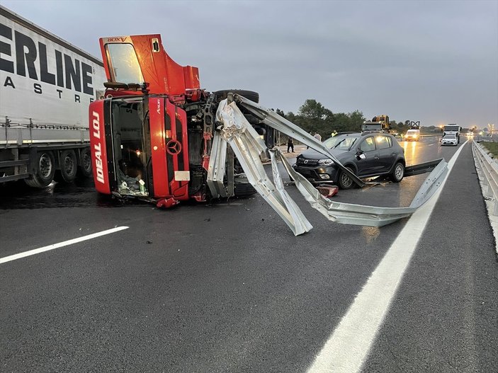 Kuzey Marmara Otoyolu’nda, kamyon devrildi: 1 yaralı